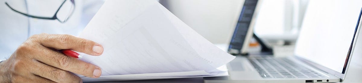 close-up ng kamay ng isang taong may hawak na mga papel