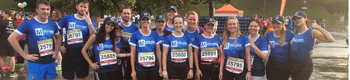 Isang grupo ng sampung tao, sama-samang nakatayo pagkatapos ng isang race o takbuhan