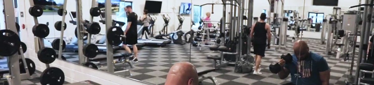 Isang lalaki ang nagbubuhat ng weights sa gym