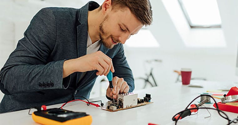 Isang inhinyero na nagsusubok ng kuryente